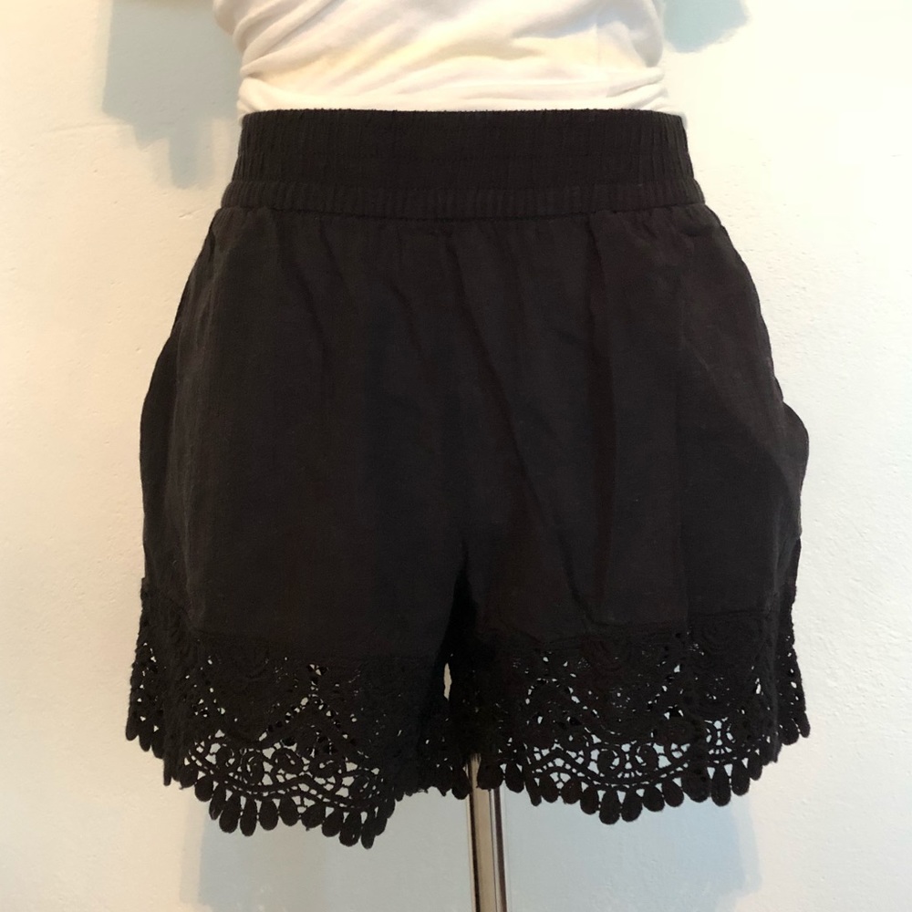 Shorts with lace hem - Black